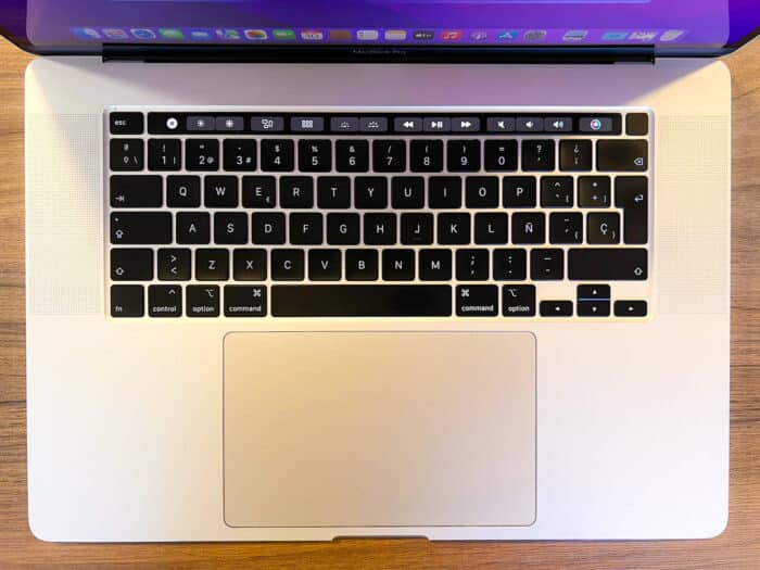 Vista frontal MacBook Pro 2019 en Medellin